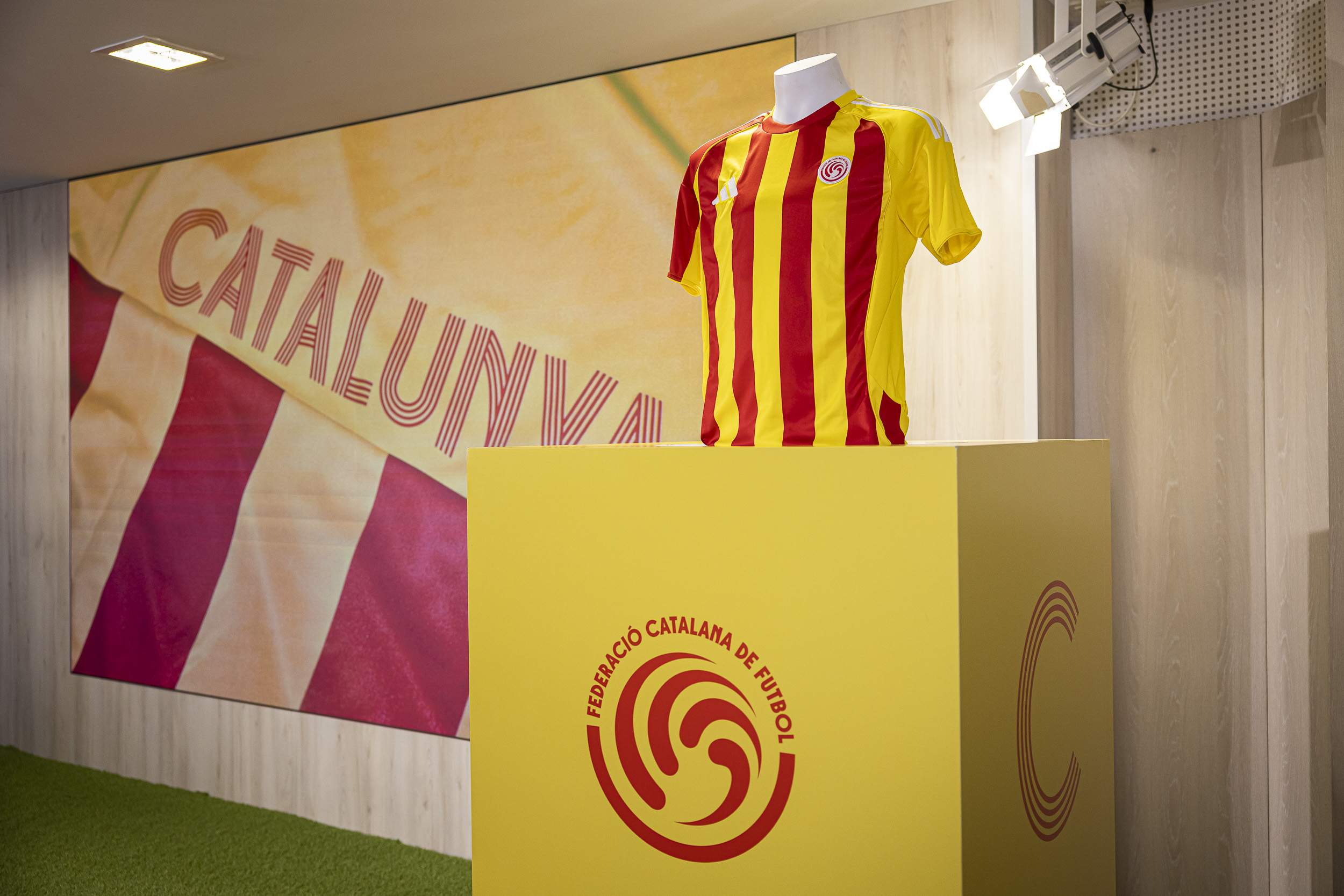Catalunya recupera su identidad y las cuatro barras vuelven a la camiseta