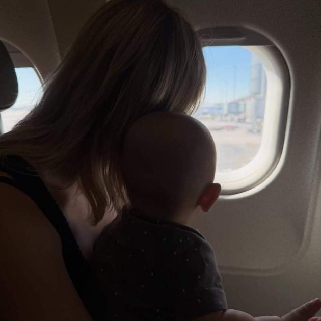 Úrsula Corberó amb el seu fill Dante en un avió / Instagram