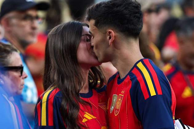 El petó de Pedri i Alejandra Dorta a la final del Mundial / Instagram