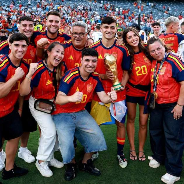 Alejandra Dorta amb la família de Pedri durant la final de la Copa del Món / Instagram