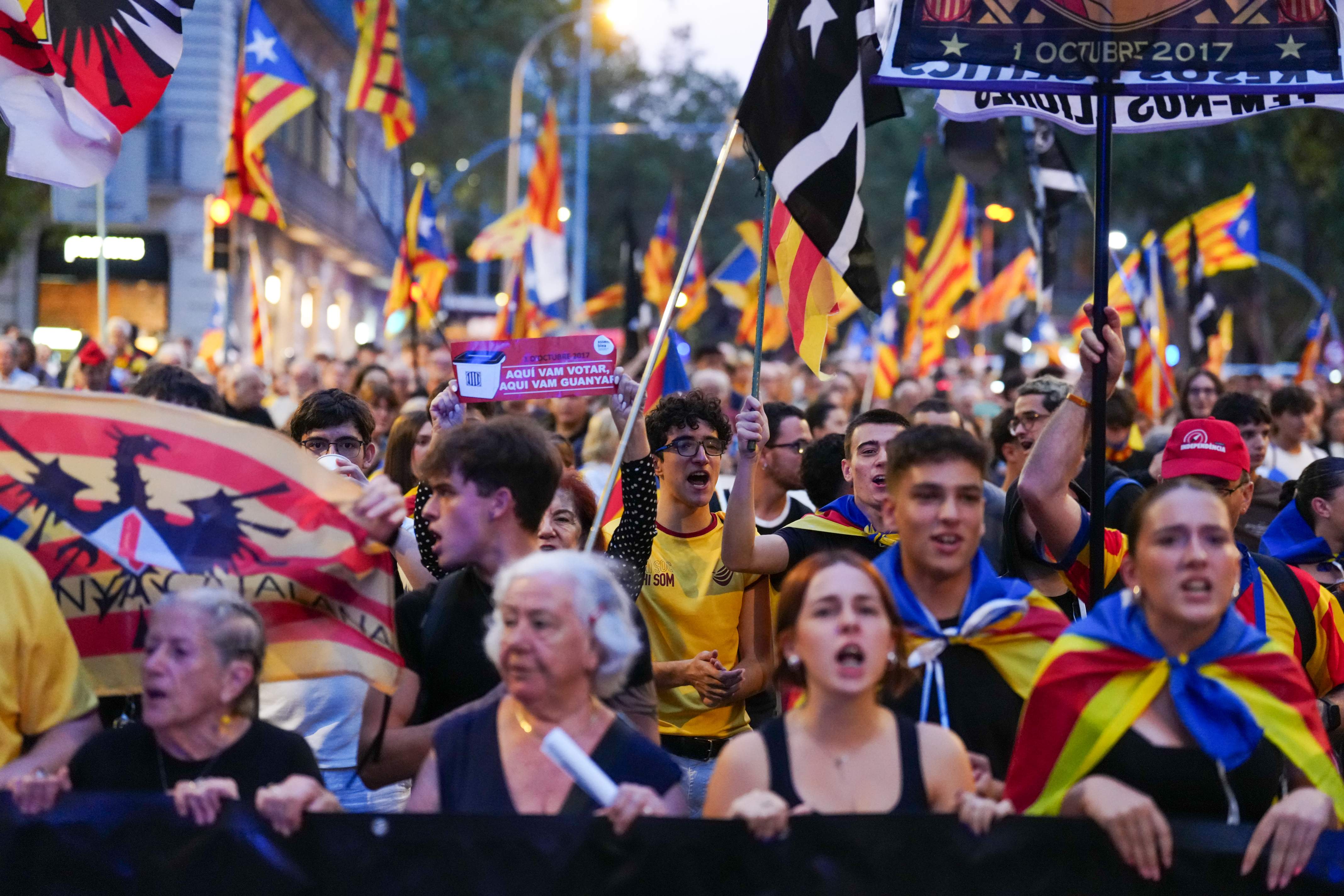 L'independentisme manté viu el record de l'1-O i protesta davant la Prefectura de Via Laietana