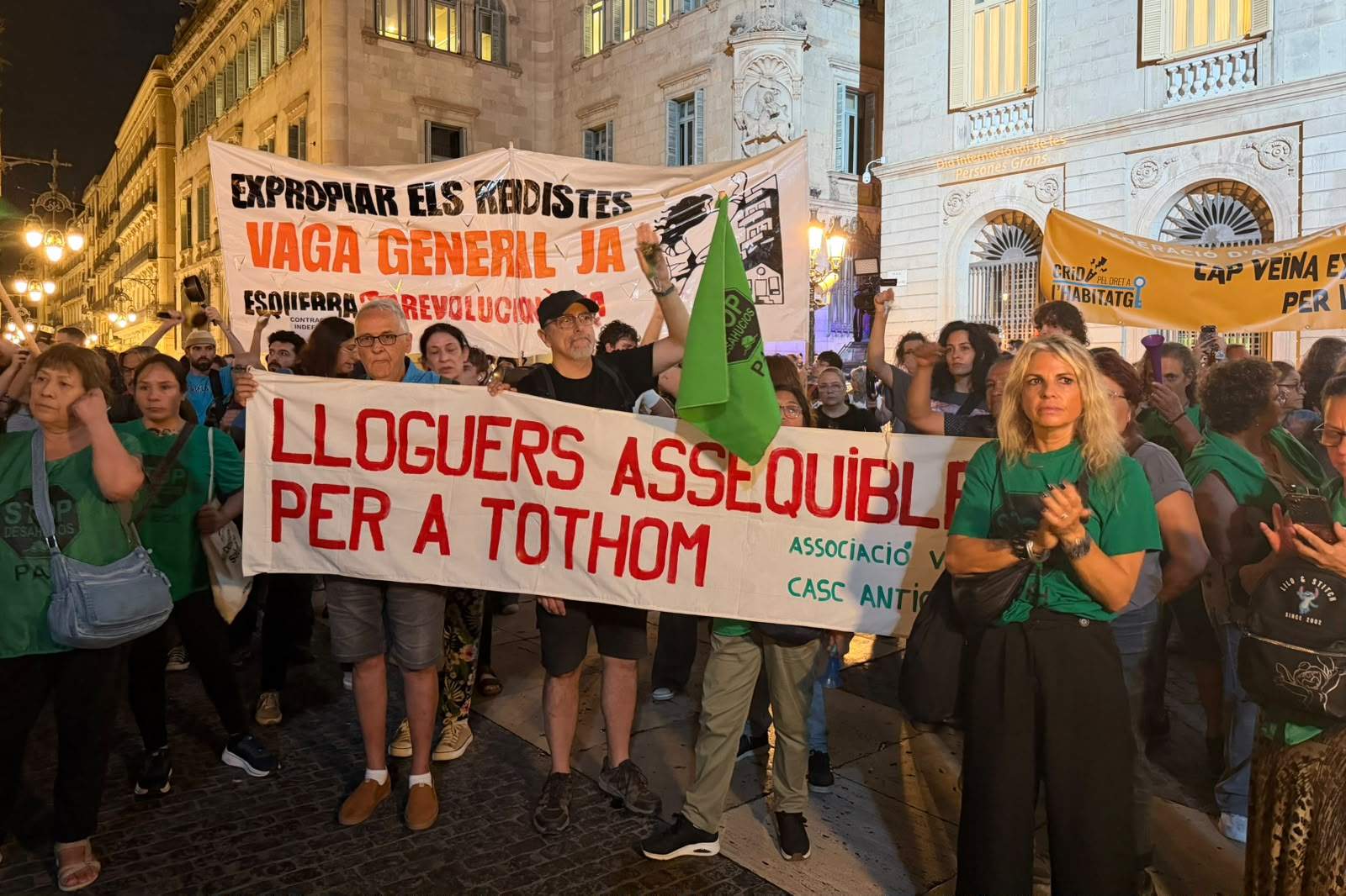 Cassolada de centenars de persones a Barcelona a les portes del debat sobre els decrets Maricarmen