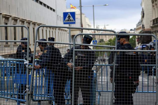 El Congrés està envoltat aquest divendres d'un ampli desplegament policial per la votació dels decrets d'habitatge davanta la convocatòria del sindicat de llogateres Foto EFE (3) El Congrés està envoltat aquest divendres d'un ampli desplegament policial per la votació dels decrets d'habitatge davanta la convocatòria del sindicat de llogateres Foto EFE (3)