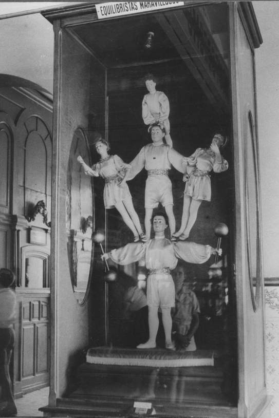 1950s. Equilibristes 1950s. Equilibristes
