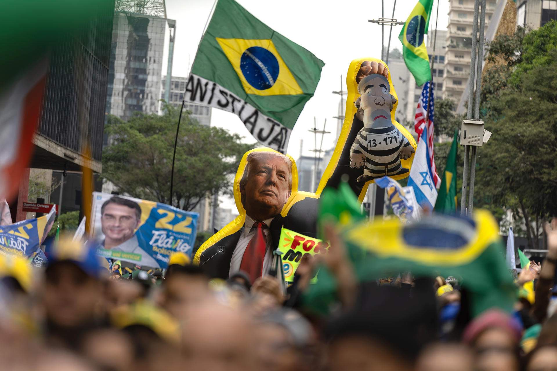 Lula i Flávio Bolsonaro es disputen un Brasil encara dividit