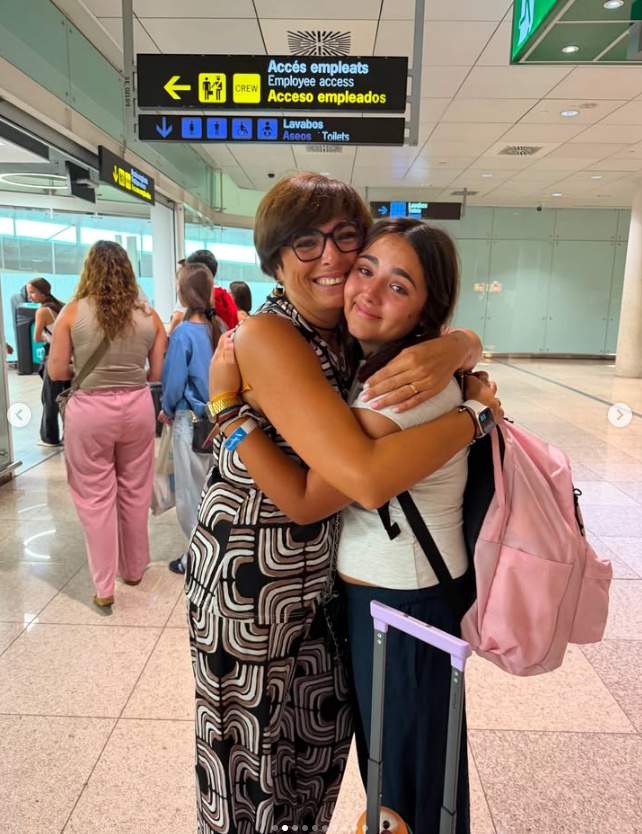 Fiona i Cristina, la mare, a l'aeroport, Ig Fiona i Cristina, la mare, a l'aeroport, Ig