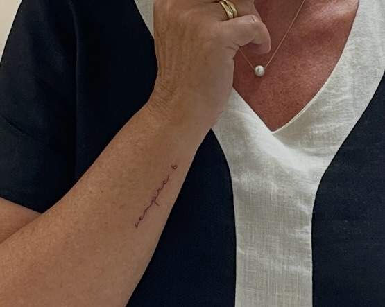 El tatuatge de la mare de Gemma Pinto amb la frase: "sempre 6" El tatuatge de la mare de Gemma Pinto amb la frase: "sempre 6"