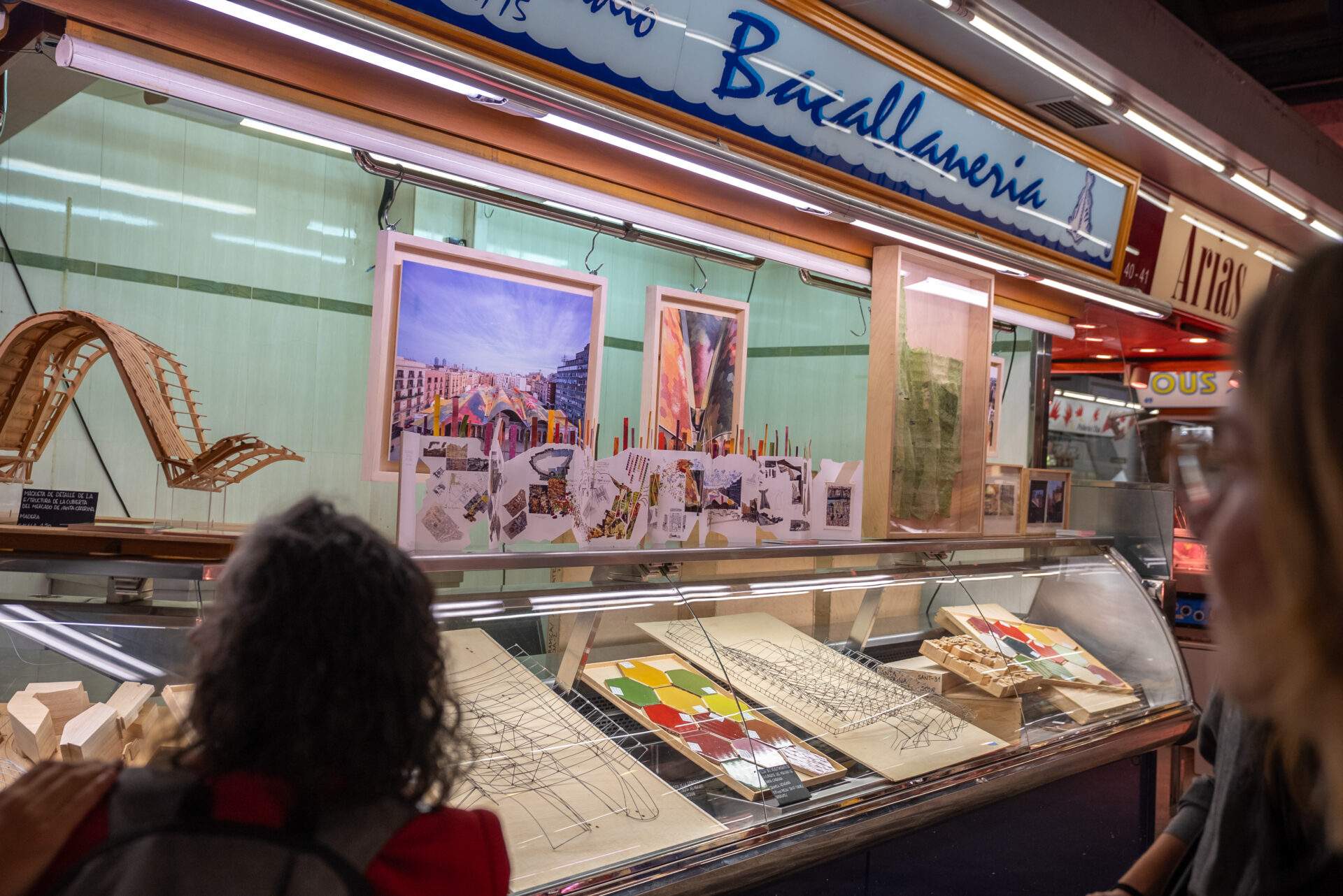 Maquetas en los escaparates: Barcelona combina las capitalidades de Arquitectura y Comercio Local