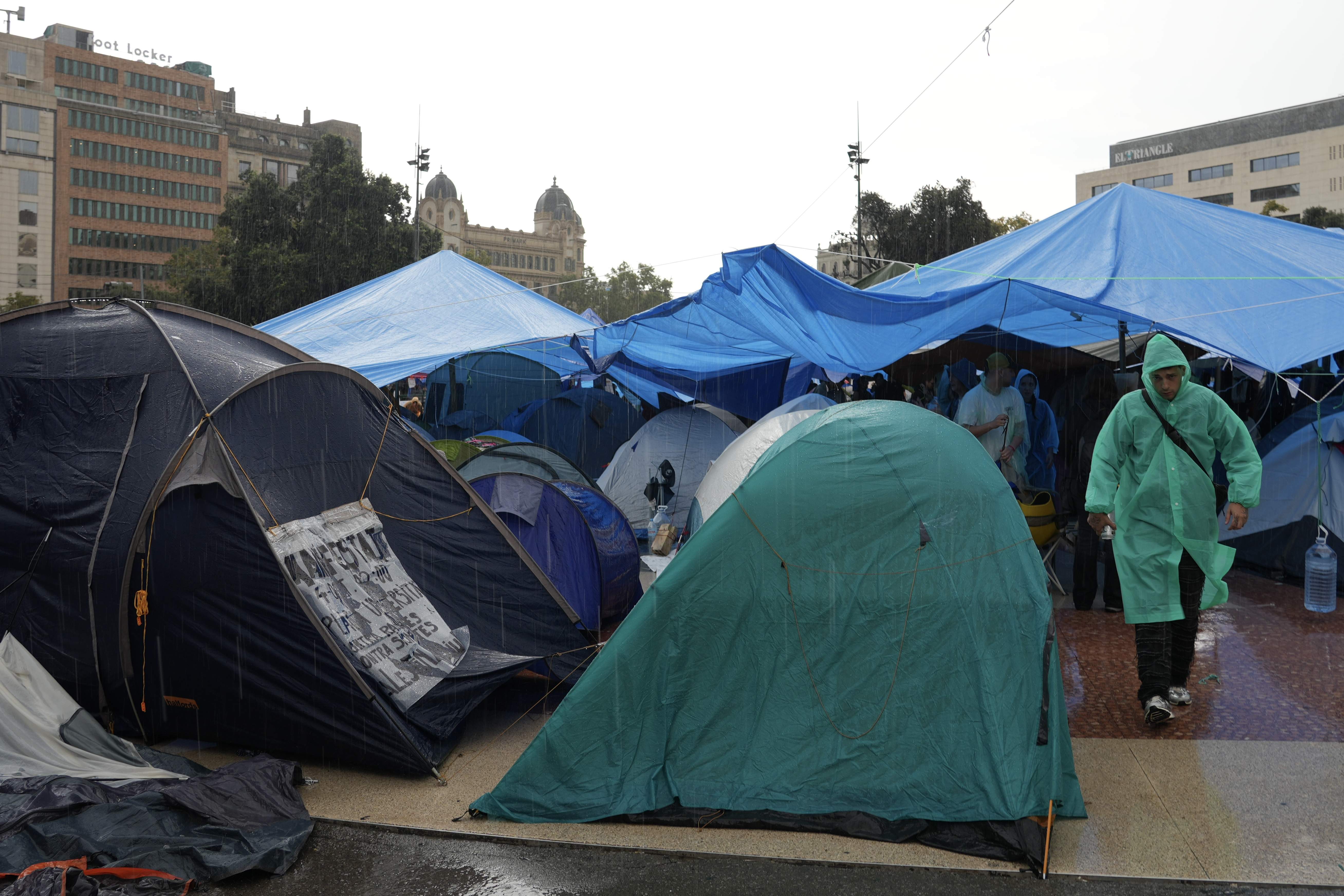 L'acampada per l'habitatge de Barcelona seguirà a plaça Catalunya tot i l'alerta pel temporal