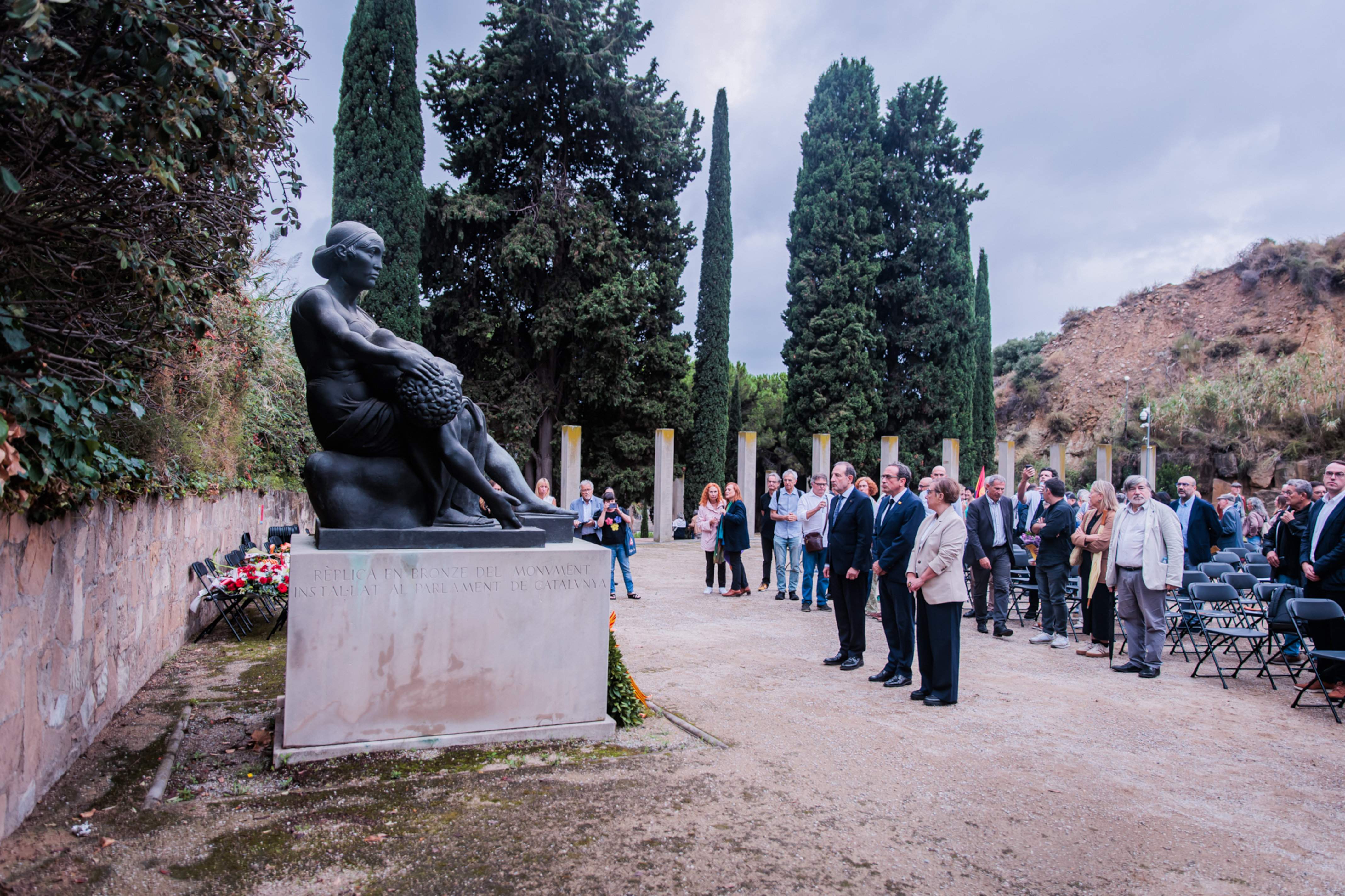 Homenatge als més de 1.700 assassinats pels franquistes que romanen a la gran fossa de Montjuïc