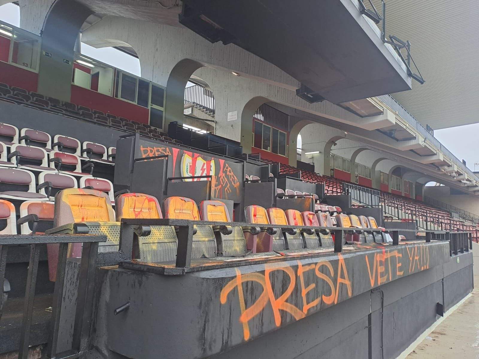 Guerra a Vallecas: aficionats del Rayo assalten l'estadi de l'equip en protesta per la gestió del club