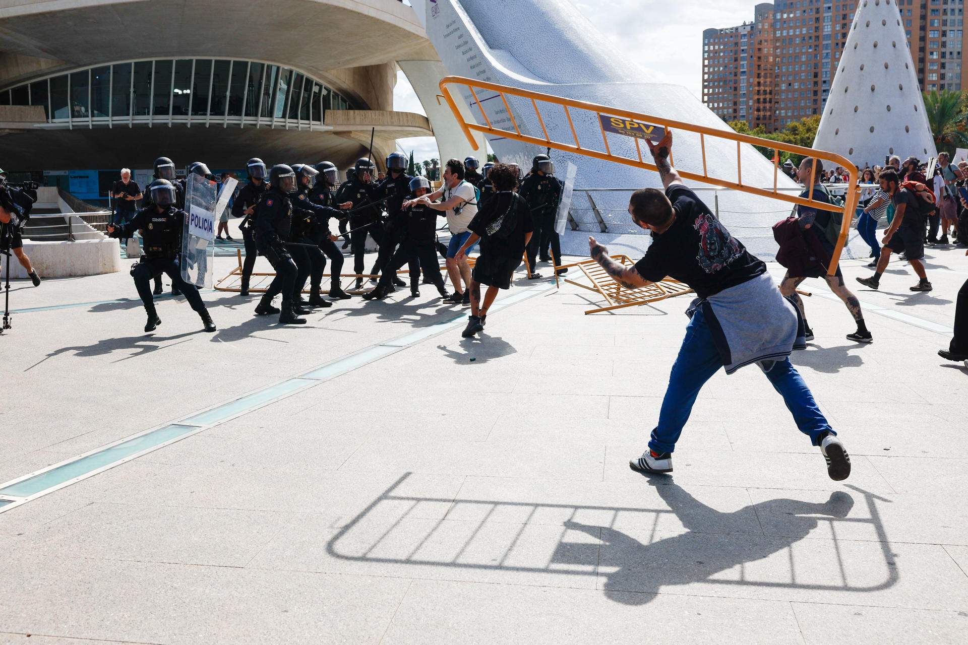 Cinc detinguts pels aldarulls a València després de la manifestació pel dret a l'habitatge