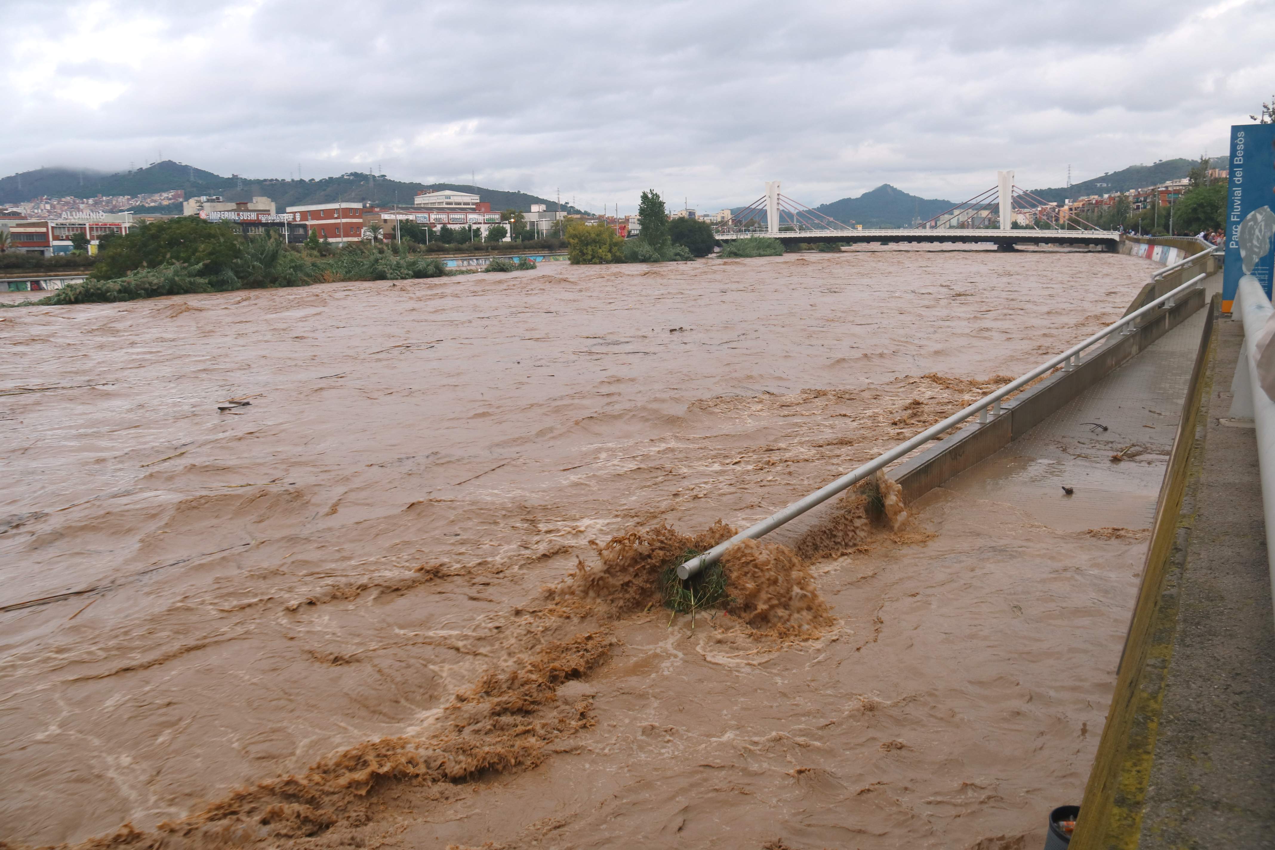 El temporal no dona treva: almenys dos morts, rescats en els sostres dels cotxes al Vallès i rius al límit