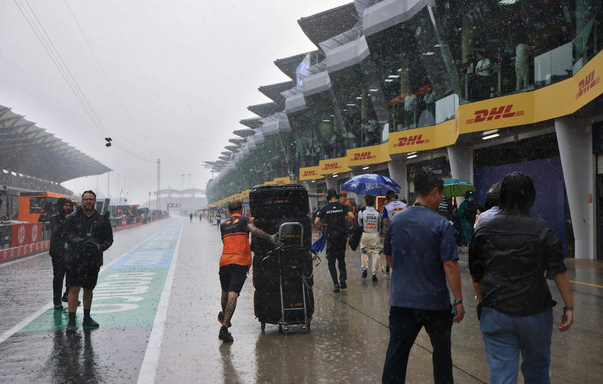 Surrealisme al GP de Bahrain de Fórmula 1: caos, pluja i una apagada històrica abans de la sortida