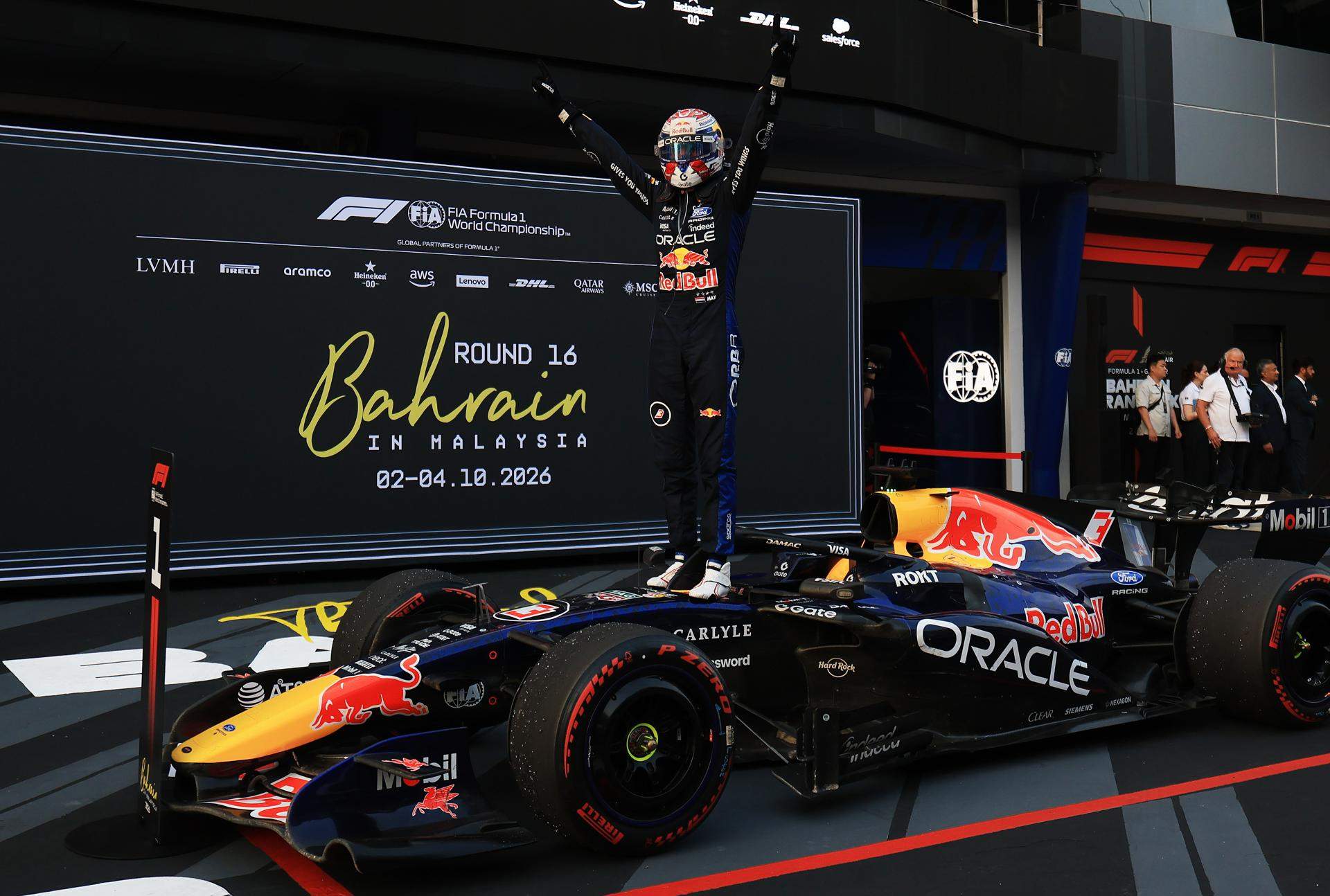 Verstappen impone su ley en el GP de Baréin y Alonso se reivindica con una remontada magistral
