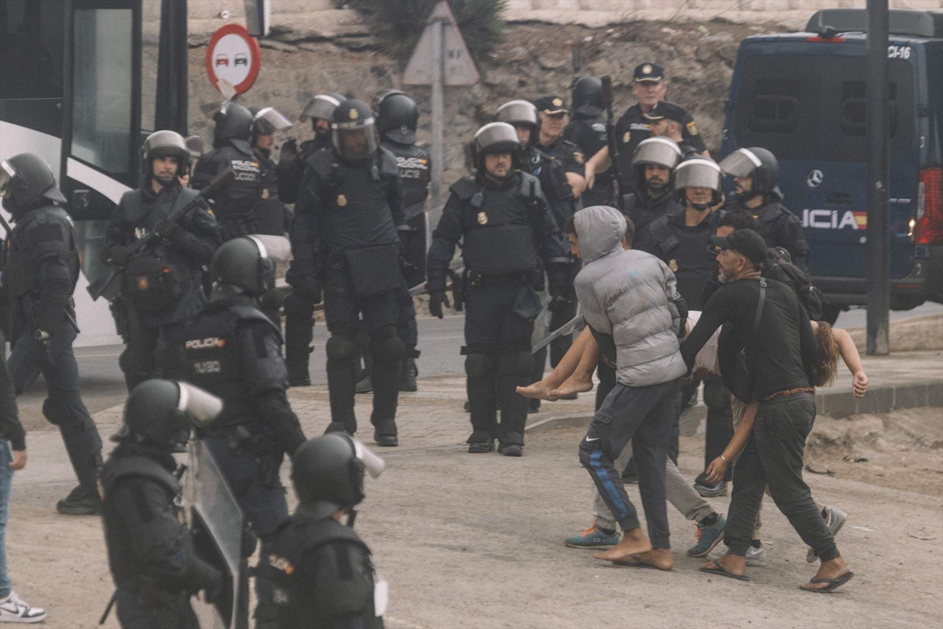 El triatge d'El Trampolín: centenars de migrants prefereixen tornar al Marroc abans que ser identificats