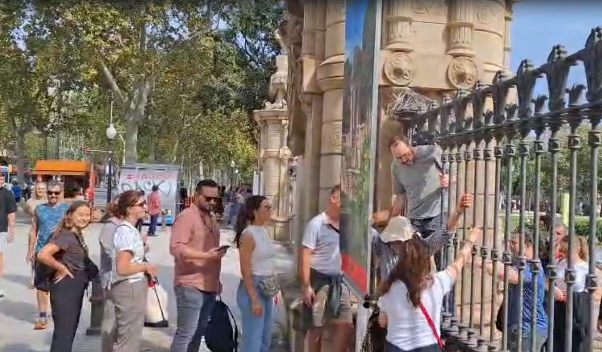 Desenes de persones ignoren les restriccions pel temporal i entren al parc de la Ciutadella per un forat