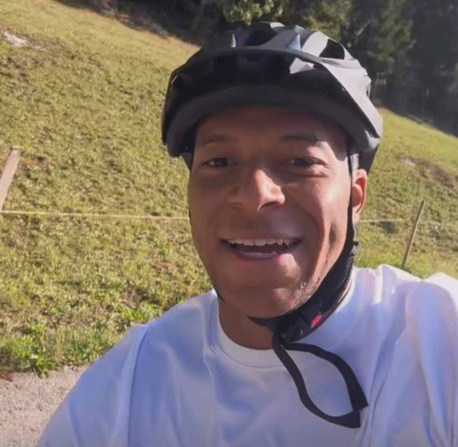 Mbappé desafia Mourinho i publica un vídeo anant en bicicleta mentre es recupera