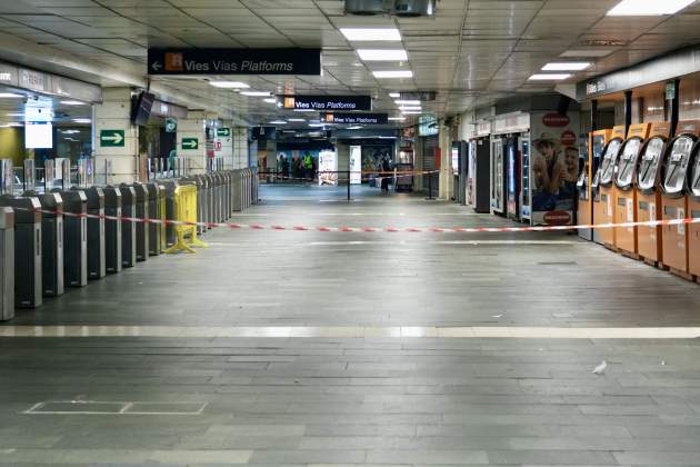 L'estació de Plaça Catalunya, amb els accessos tancats abans de la reobertura del servei / ACN L'estació de Plaça Catalunya, amb els accessos tancats abans de la reobertura del servei / ACN