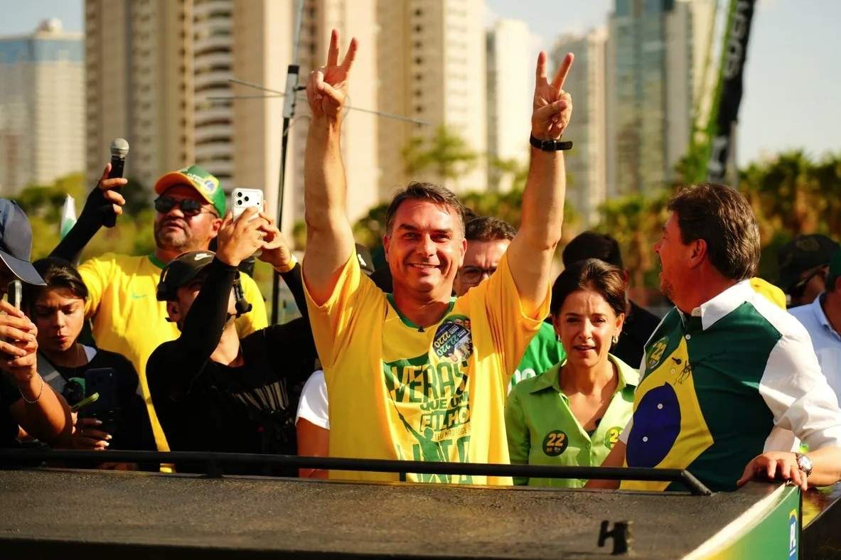 Flávio Bolsonaro s'imposa per sorpresa a Lula en la primera volta de les eleccions al Brasil