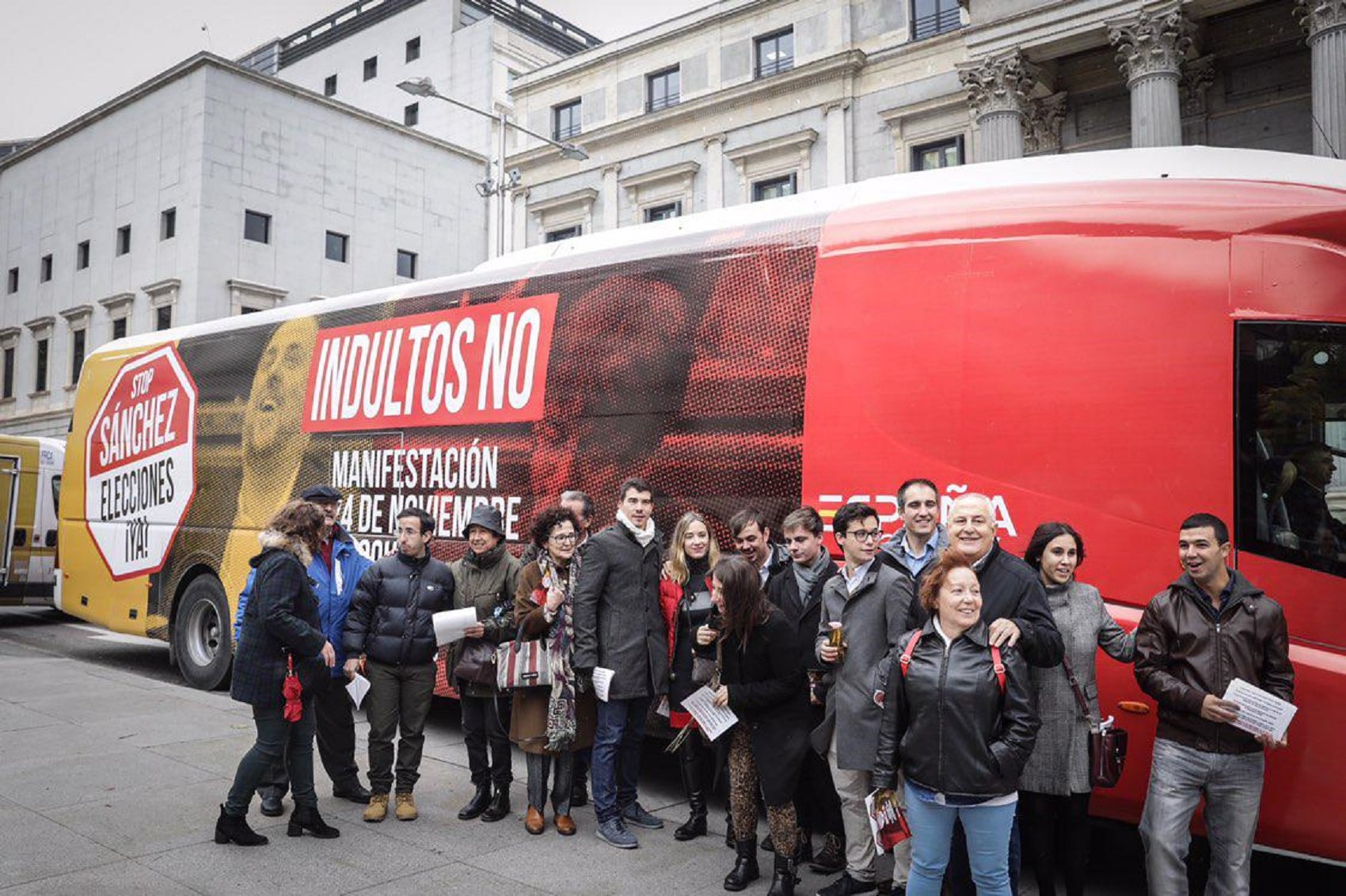 Cs adoctrina a los madrileños con un autocar antiindultos