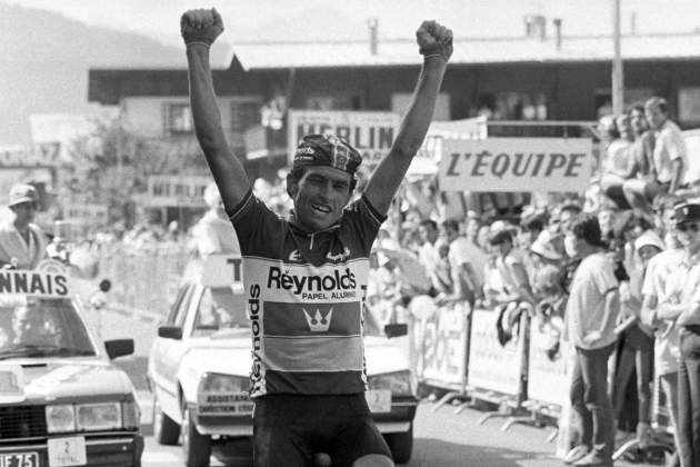 Ángel Arroyo, celebrando un trioms al Tour de França / Foto: @Movistar_Team Ángel Arroyo, celebrando un trioms al Tour de França / Foto: @Movistar_Team