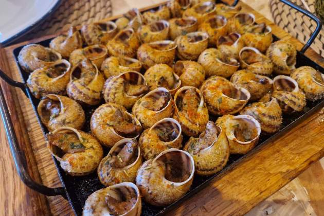 Caragols a la llauna del restaurant El Solsonès. / Foto: Esmorzarsdeforquilla.cat Caragols a la llauna del restaurant El Solsonès. / Foto: Esmorzarsdeforquilla.cat