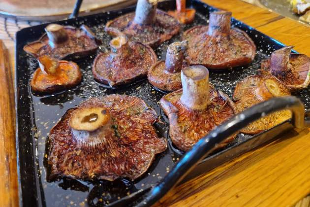 Rovellons a la llauna del restaurant El Solsonès. / Foto: Esmorzarsdeforquilla.cat Rovellons a la llauna del restaurant El Solsonès. / Foto: Esmorzarsdeforquilla.cat