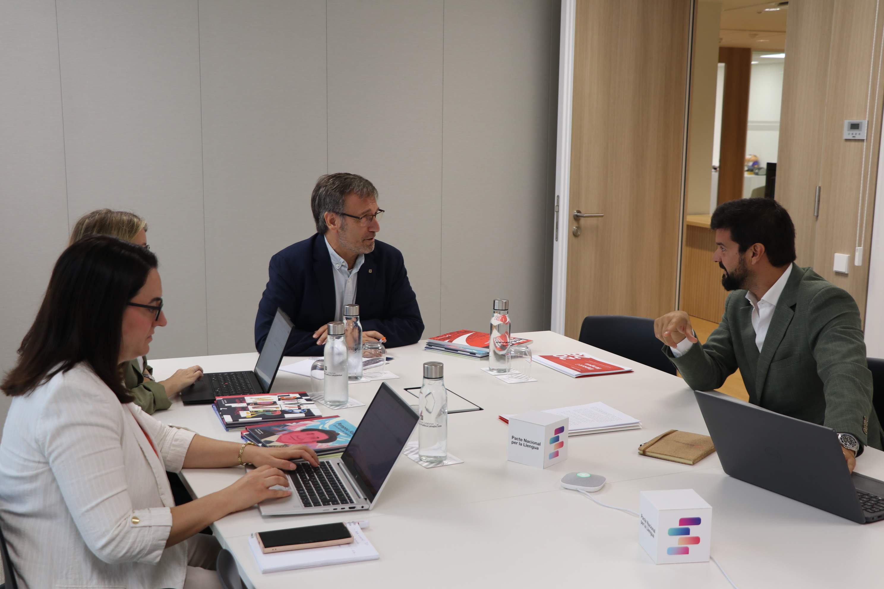 La UFEC tiende la mano al Departamento de Política Lingüística para impulsar el catalán en el deporte