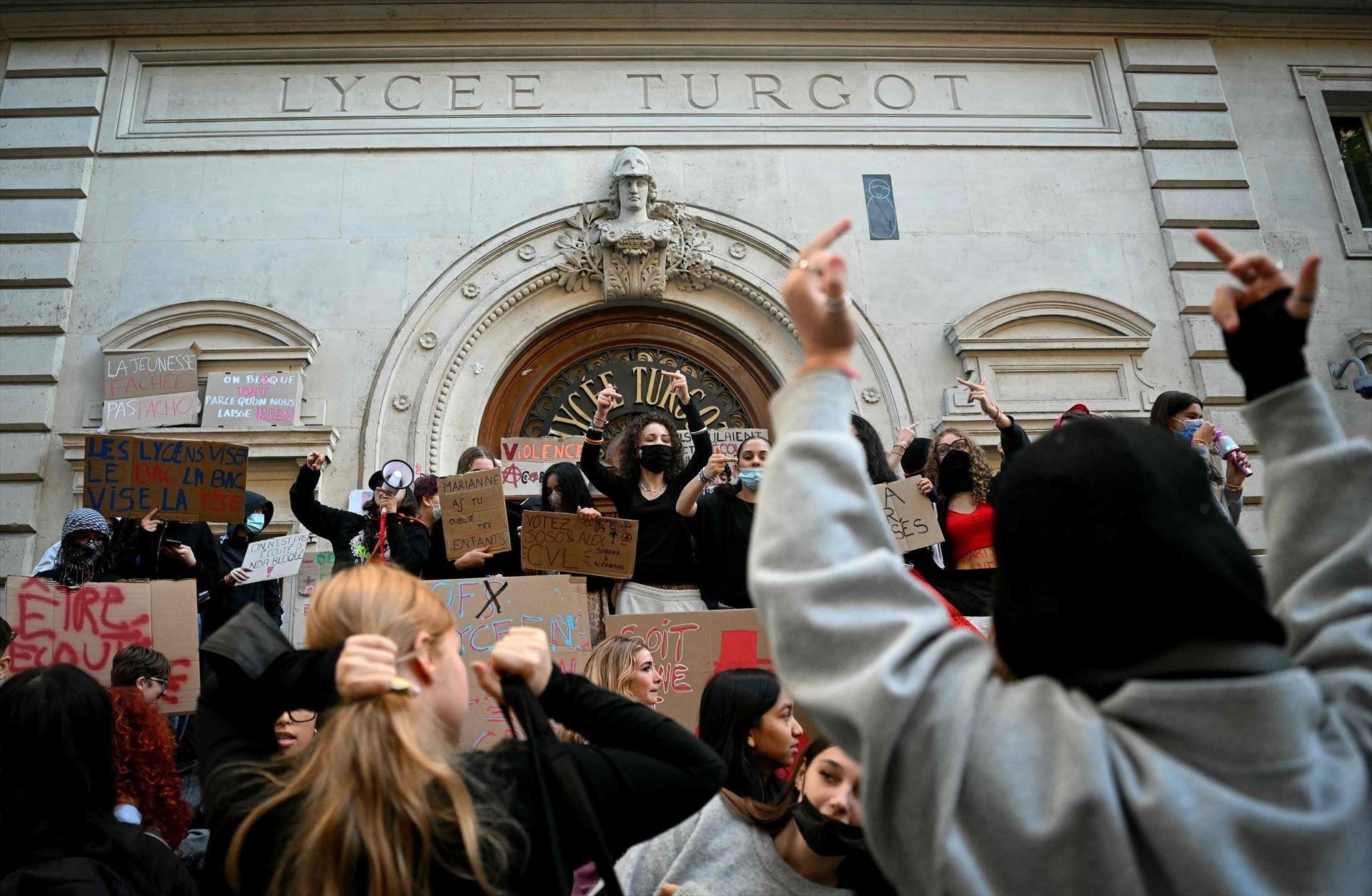Un adolescent perd una mà en les protestes estudiantils a França, que fa dies que duren