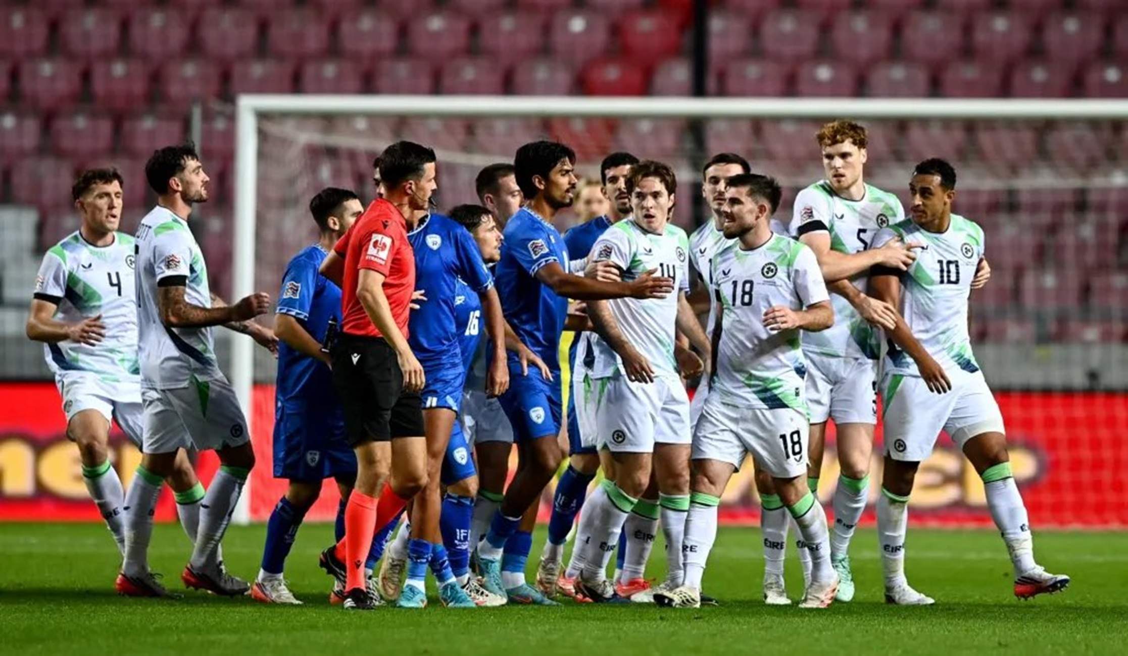 Un Irlanda - Israel molt calent: denúncies d'insults racistes i una escopinada investigada per la UEFA