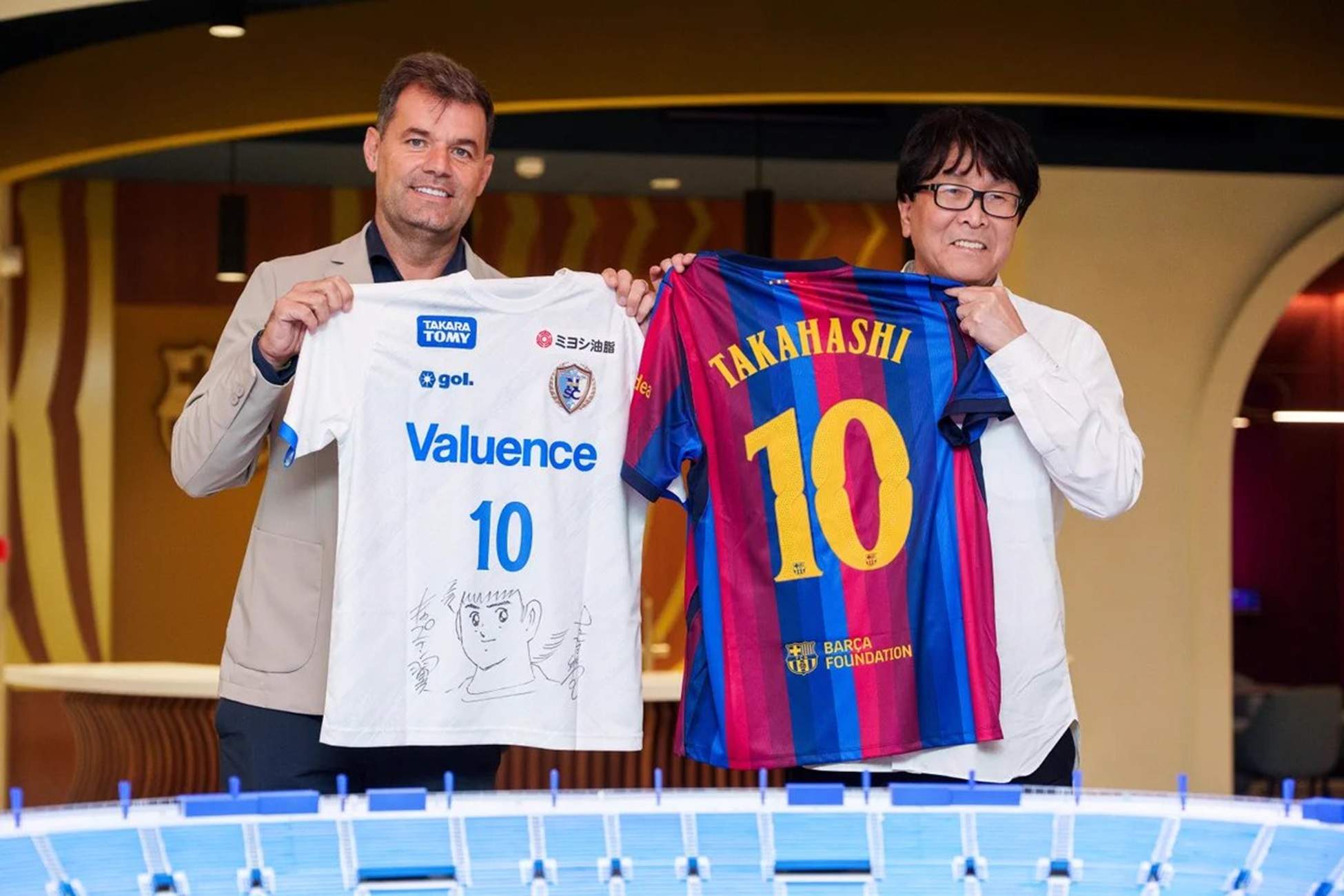El creador d''Oliver i Benji' visita el Barça i confirma l'amor del món manga pel club blaugrana