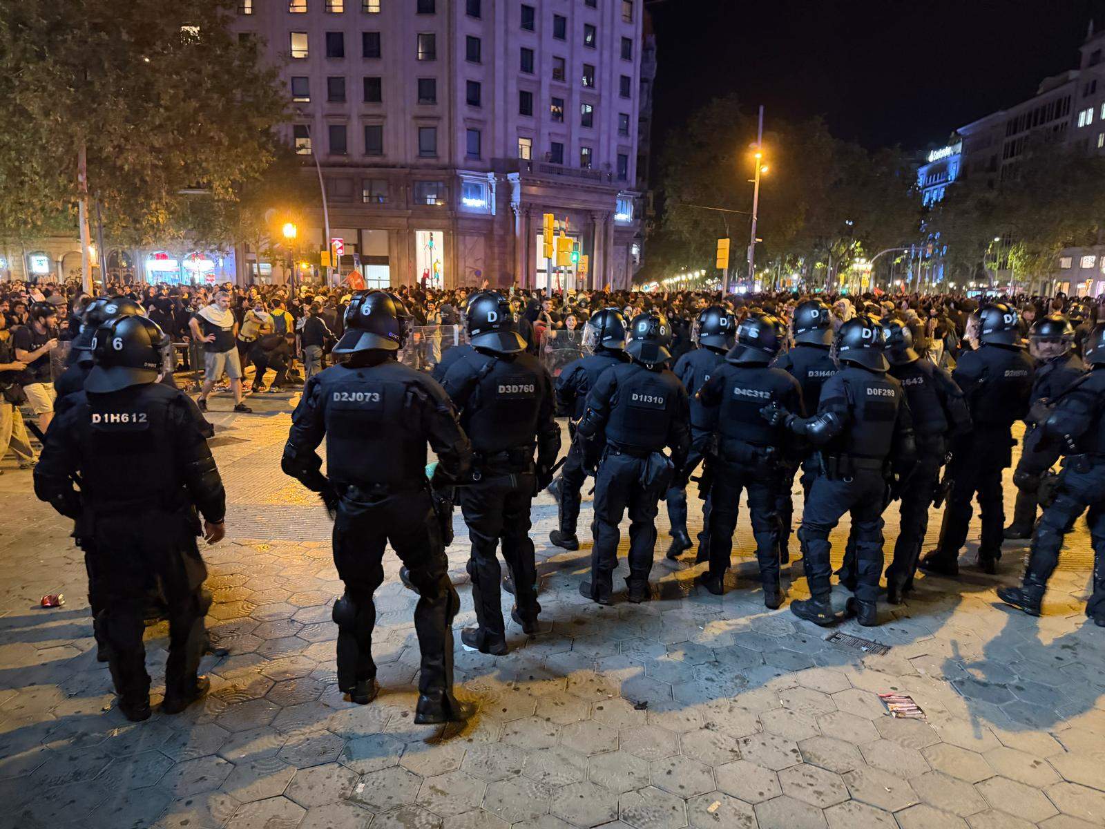 La manifestació per l'habitatge a Barcelona acaba amb càrregues dels Mossos i contenidors cremats