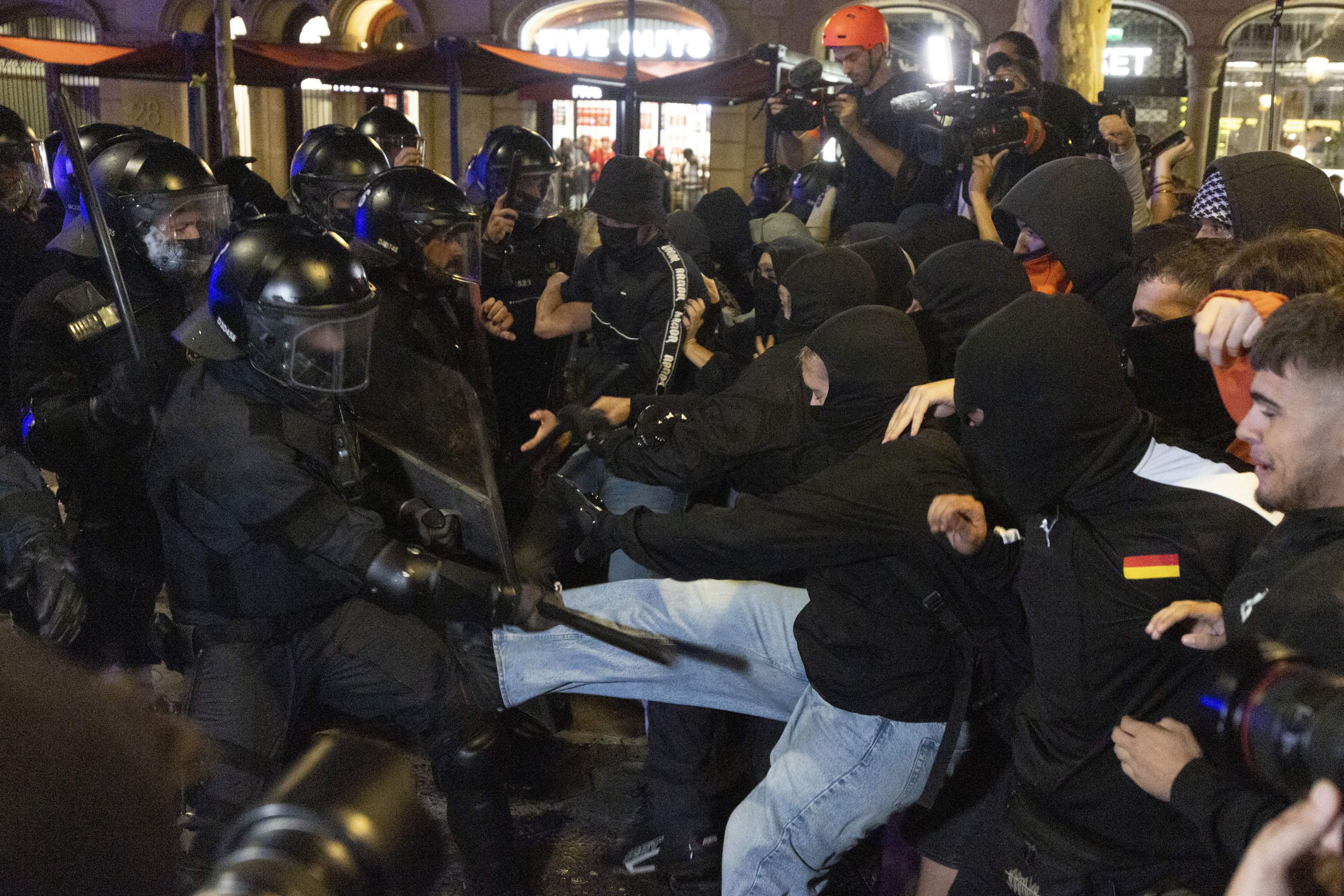 La manifestació per l'habitatge a Barcelona acaba amb atacs a la policia al centre i tretze detinguts