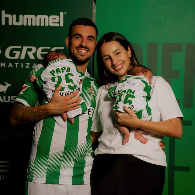Luna Serrat i Dani Ceballos amb les seves filles vestides del Betis / Instagram Luna Serrat i Dani Ceballos amb les seves filles vestides del Betis / Instagram