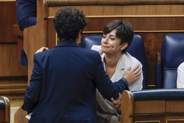 La portaveu del PNB al Congrés, Maribel Vaquero (d'esquenes), saluda la ministra d'Habitatge, Isabel Rodríguez / EFE/JJ Guillén La portaveu del PNB al Congrés, Maribel Vaquero (d'esquenes), saluda la ministra d'Habitatge, Isabel Rodríguez / EFE/JJ Guillén