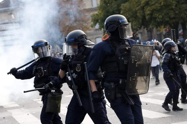 La policia en la manfiestació estudiantil a París / EFE/EPA/MOHAMMED BADRA La policia en la manfiestació estudiantil a París / EFE/EPA/MOHAMMED BADRA