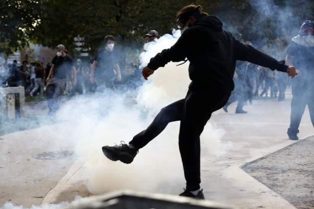 Estudiant a les protestes a París / EFE/EPA/MOHAMMED BADRA Estudiant a les protestes a París / EFE/EPA/MOHAMMED BADRA