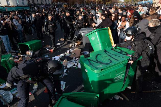 Bloquean la entrada al liceo Helene Boucher de París / EFE/EPA/GAUTHIER BEDRIGNANS Bloquean la entrada al liceo Helene Boucher de París / EFE/EPA/GAUTHIER BEDRIGNANS