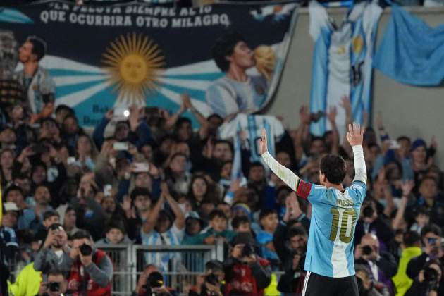 Messi saluda els seguidors argentins / Foto: EFE Messi saluda els seguidors argentins / Foto: EFE