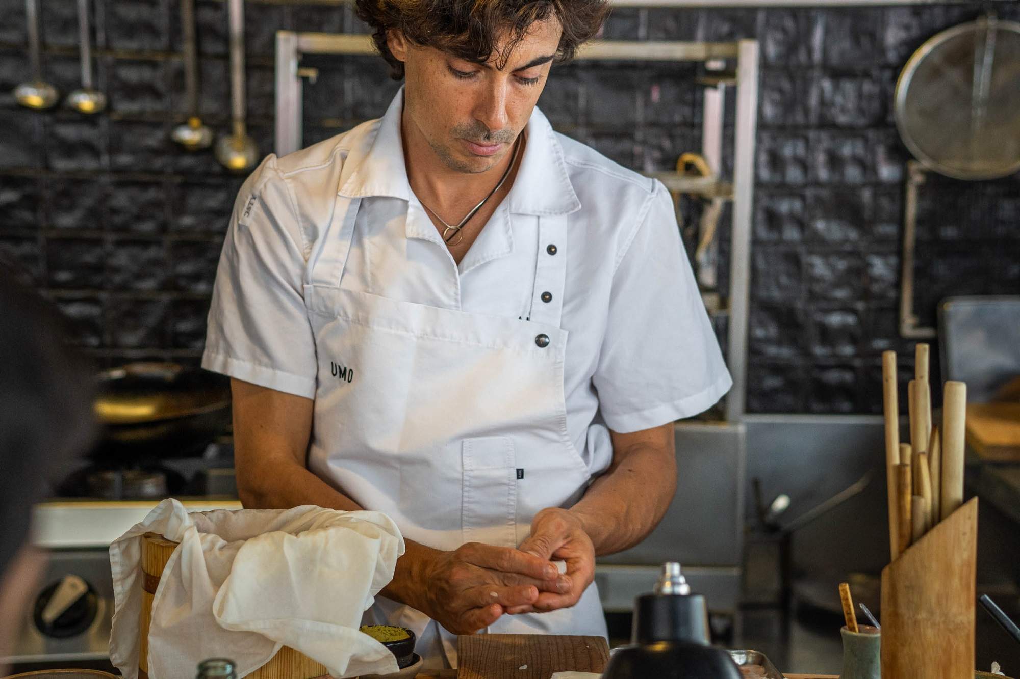 El restaurant de Barcelona amb plats delicats i sensibles on el xef és qui decideix què menges