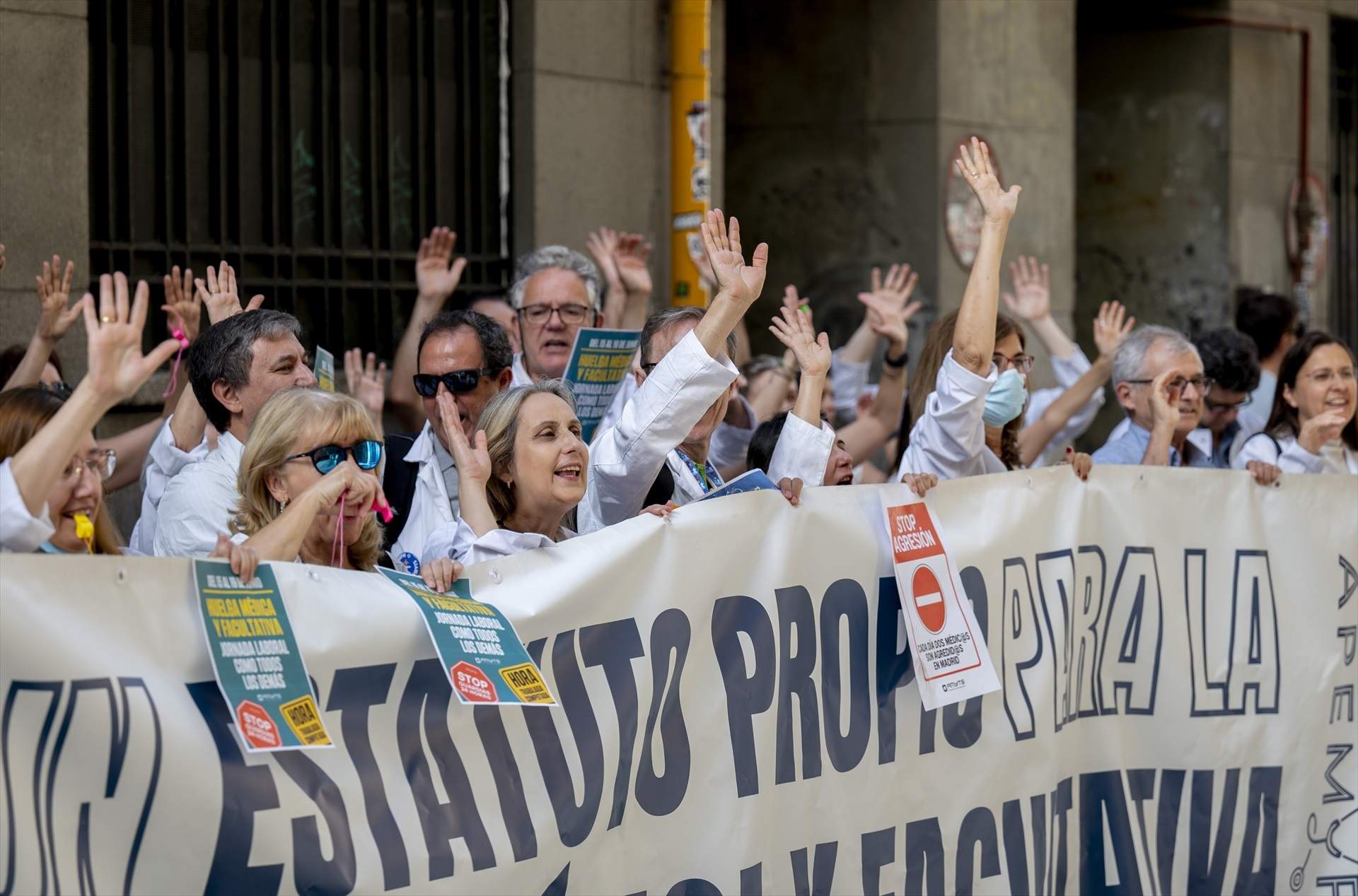 Els metges ajornen la vaga indefinida davant la convocatòria d'eleccions el 29N