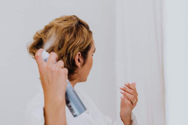Imatge d'arxiu d'una dona ficant-se laca / Foto: Pexels Imatge d'arxiu d'una dona ficant-se laca / Foto: Pexels