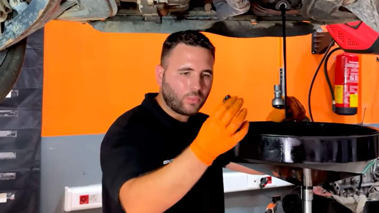 Juan José Ebenezer, mecànic, sobre un Mercedes de segona mà: "Ja ha entrat 13 vegades al concessionari"