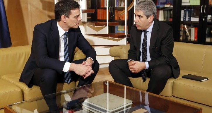 GRA409. MADRID, 16/02/2016.- El secretario general del PSOE, Pedro Sánchez (i), durante la reunión con el líder de Democràcia i Llibertat (DiL), Francesc Homs, hoy en el Congreso de los Diputados, dentro de la ronda de contactos del líder socialista con los grupos parlamentarios antes de someterse a la sesión de investidura, fijada para el 2 de marzo. EFE/J.J.Guillen