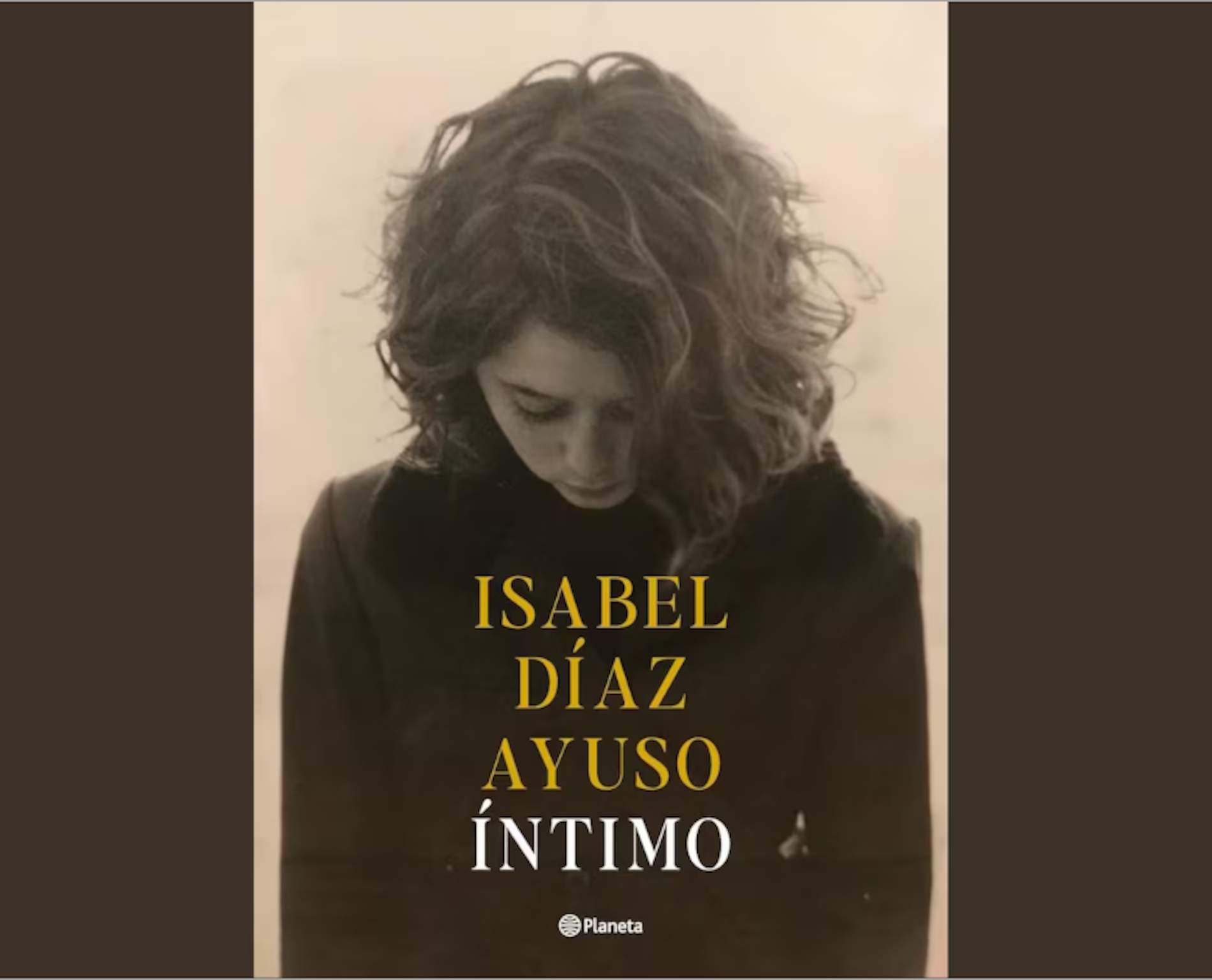 'Íntimo', el libro con el que Ayuso quiere humanizar su imagen mostrando su lado más personal
