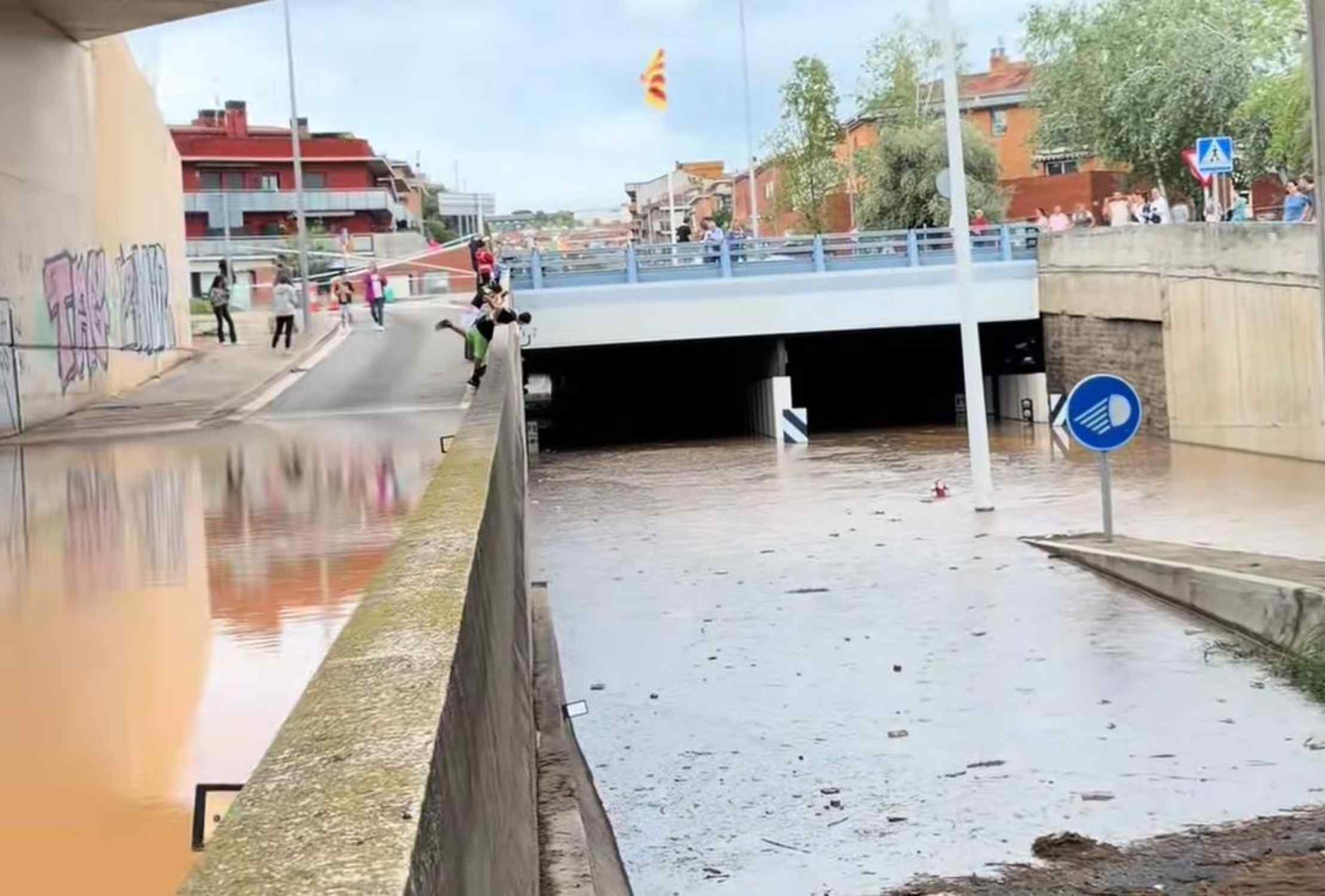 Troben un home mort en un cotxe quan treien aigua d'un túnel inundat pel temporal a les Franqueses del Vallès