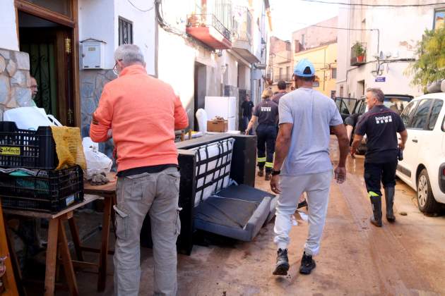 Veïns de Xerta i bombers netejant els carrers i les cases plenes de fang afectades per la barrancada / ACN Veïns de Xerta i bombers netejant els carrers i les cases plenes de fang afectades per la barrancada / ACN