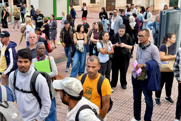 Passatgers esperant a l’estació de Vilanova i la Geltrú sense saber quan hi haurà un tren en direcció Barcelona / ACN Passatgers esperant a l’estació de Vilanova i la Geltrú sense saber quan hi haurà un tren en direcció Barcelona / ACN