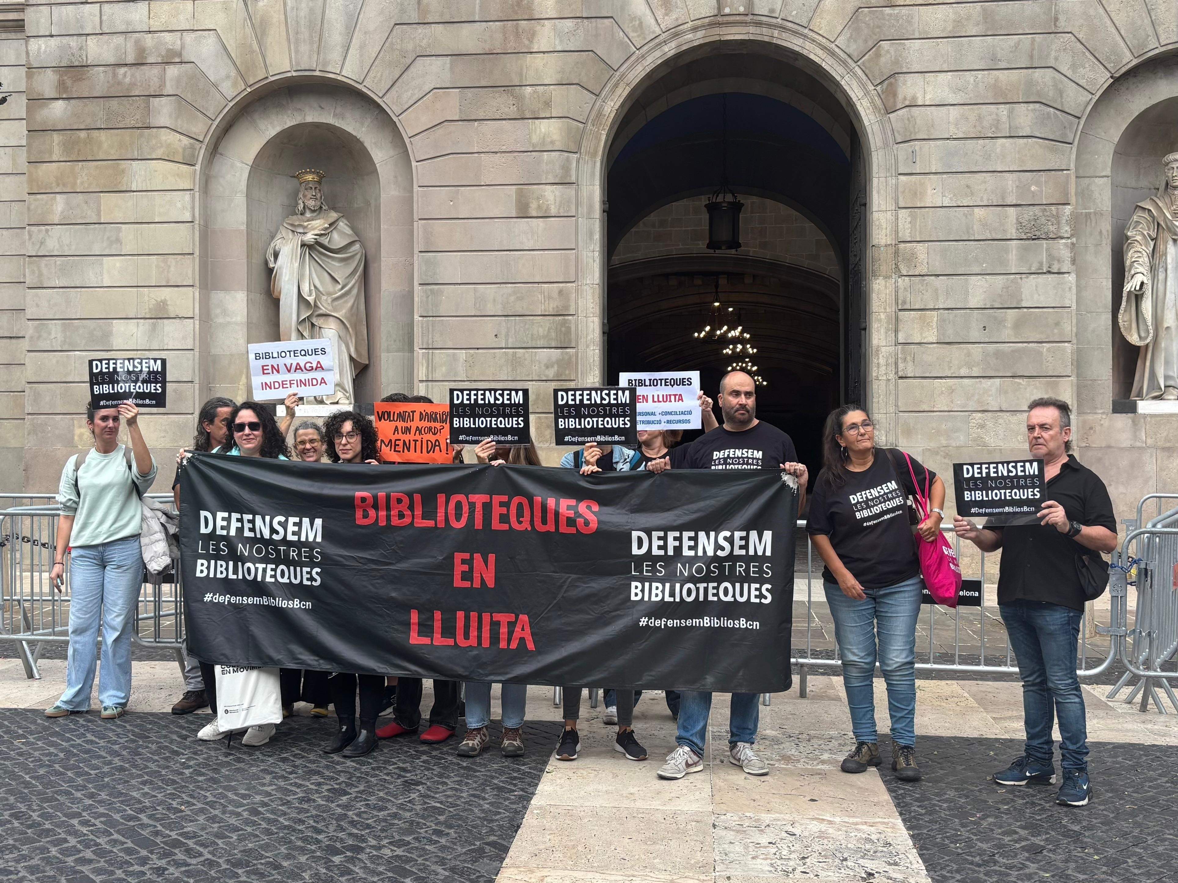 Les biblioteques de Barcelona continuaran en vaga després d'una reunió de només deu minuts amb l'Ajuntament